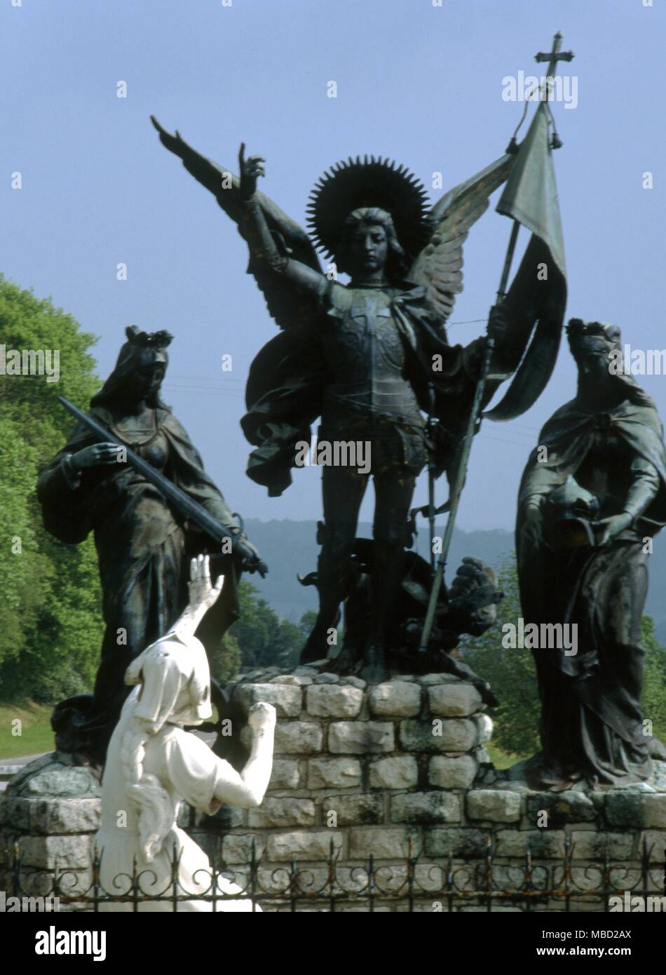 Statue von Jeanne d'Arc. Joan und ihre Vision von St. Michael auf dem Gelände der Kirche in ihrem gebürtigen Domremy. Stockfoto