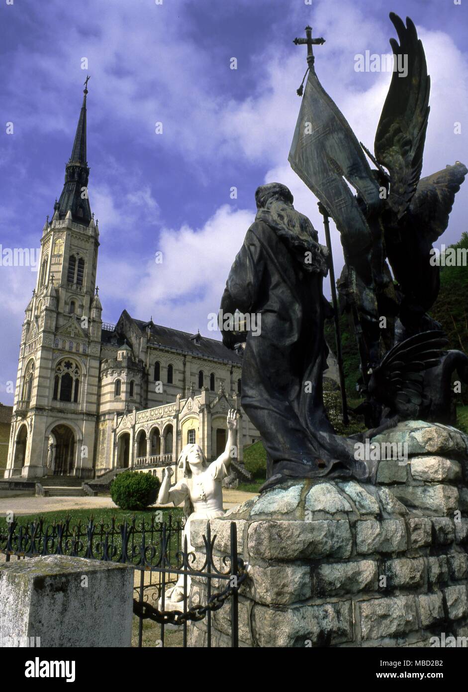 Statue von Jeanne d'Arc. Joan und ihre Vision von St. Michael auf dem Gelände der Kirche in ihrem gebürtigen Domremy. Stockfoto