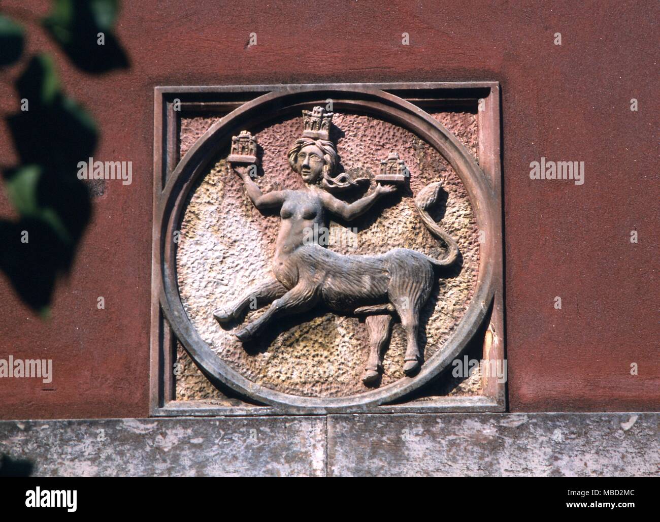 Monster. Bas Relief des Pferdes - Frau von Taormina, ein Symbol der Stadt, auf der Fassade eines Hauses in Taormina auf Sizilien. Stockfoto