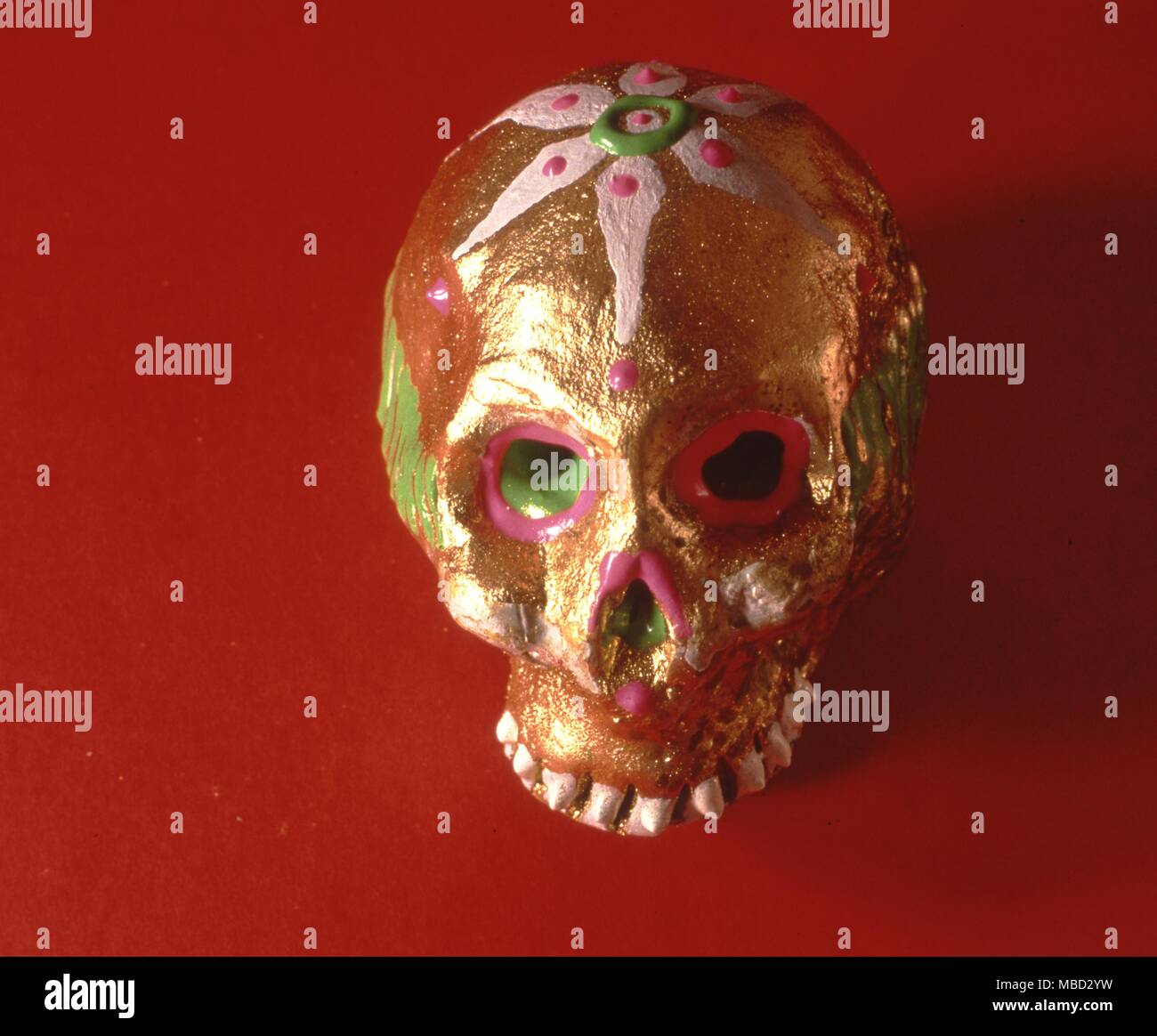Mexikanische Sugar Skull mit traditionellen Mustern. Diese sind mit dem Halb christliche Fest der äquivalenten aller Seele Tag verbunden. Stockfoto