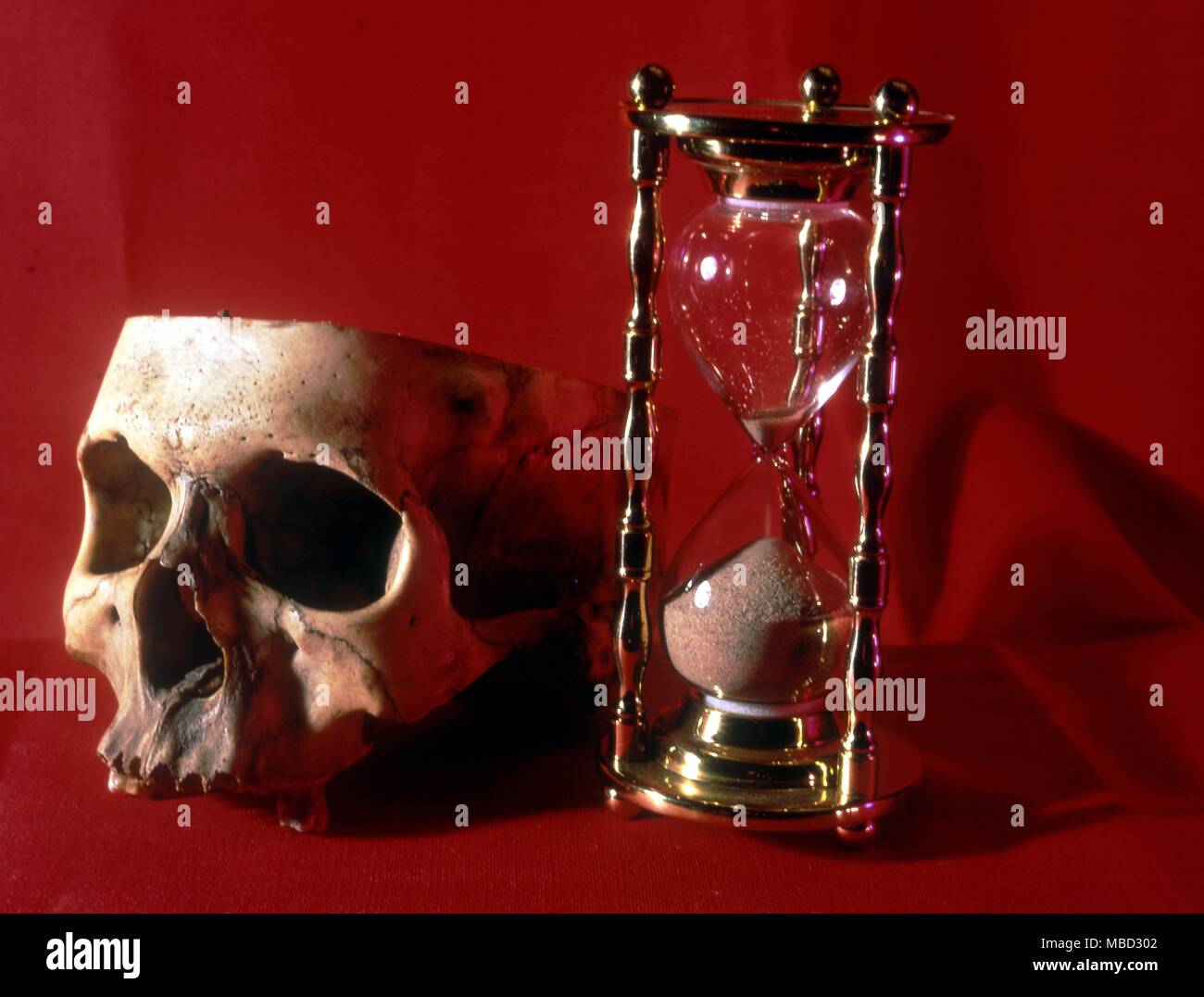 Emblem der Sterblichkeit - der Schädel und der Sand der Zeit. Stockfoto