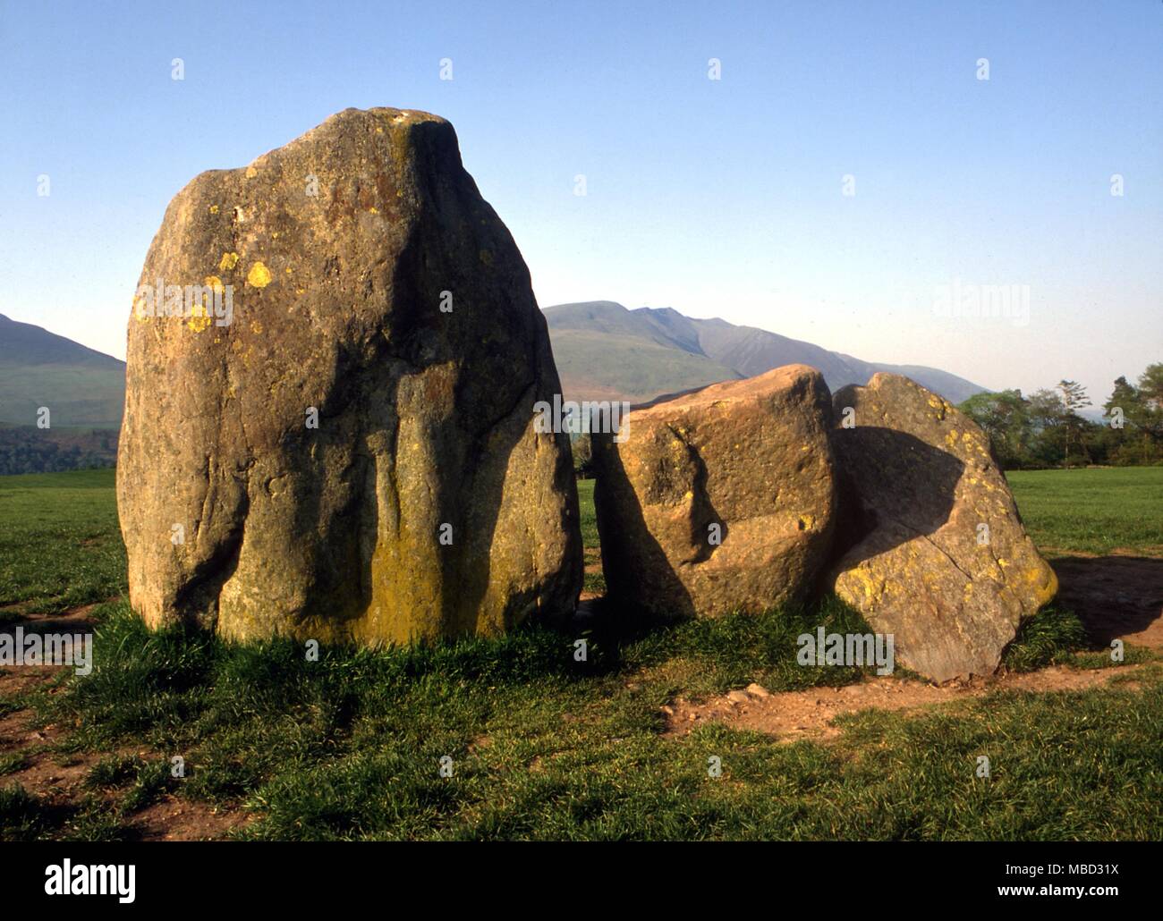 Steinkreise - Castlerigg 'Carles' von Castlerigg Kreis in der Nähe von Keswick in Cumbria, besteht aus 38 senkrecht stehenden Steinen in einem maximalen Durchmesser von 107 Fuß, mit 10 - Stone Circle im Außenring. Wahrscheinlich C. 2500 v. Chr. Stockfoto
