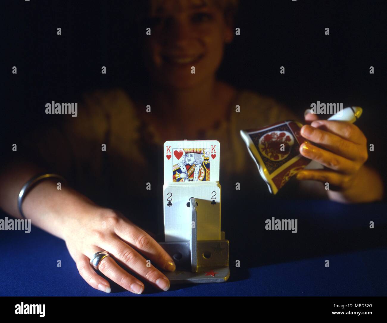 Stufe Magic-Card Tricks Karten platziert Ina spezielle Holzhalter. Wenn der Magier eine Glocke schellt einer bestimmten Karte steigt aus der Packung. Stockfoto