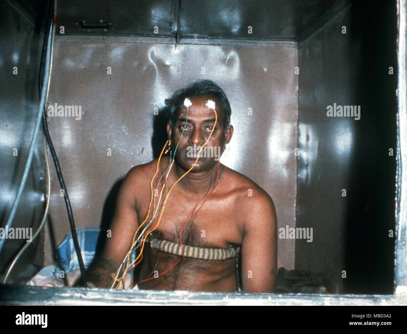 Wissenschaftliche Kuriositäten. Experimente mit der meditativen oder Trance Zustand eines Yogi in Neu Delhi geleitet wird. Stockfoto