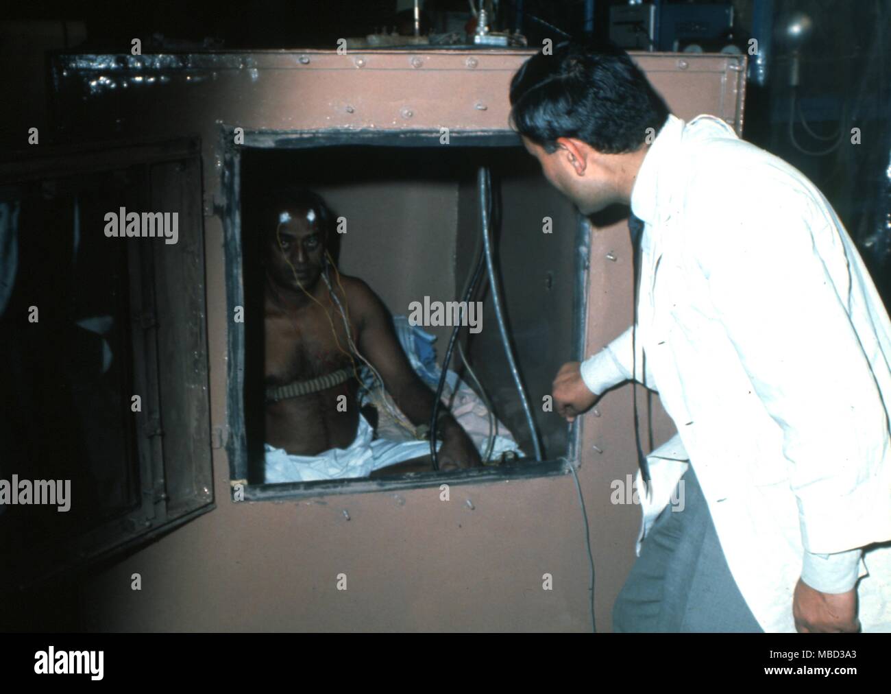 Wissenschaftliche Kuriositäten. Experimente mit der meditativen oder Trance Zustand eines Yogi in Neu Delhi geleitet wird. Stockfoto