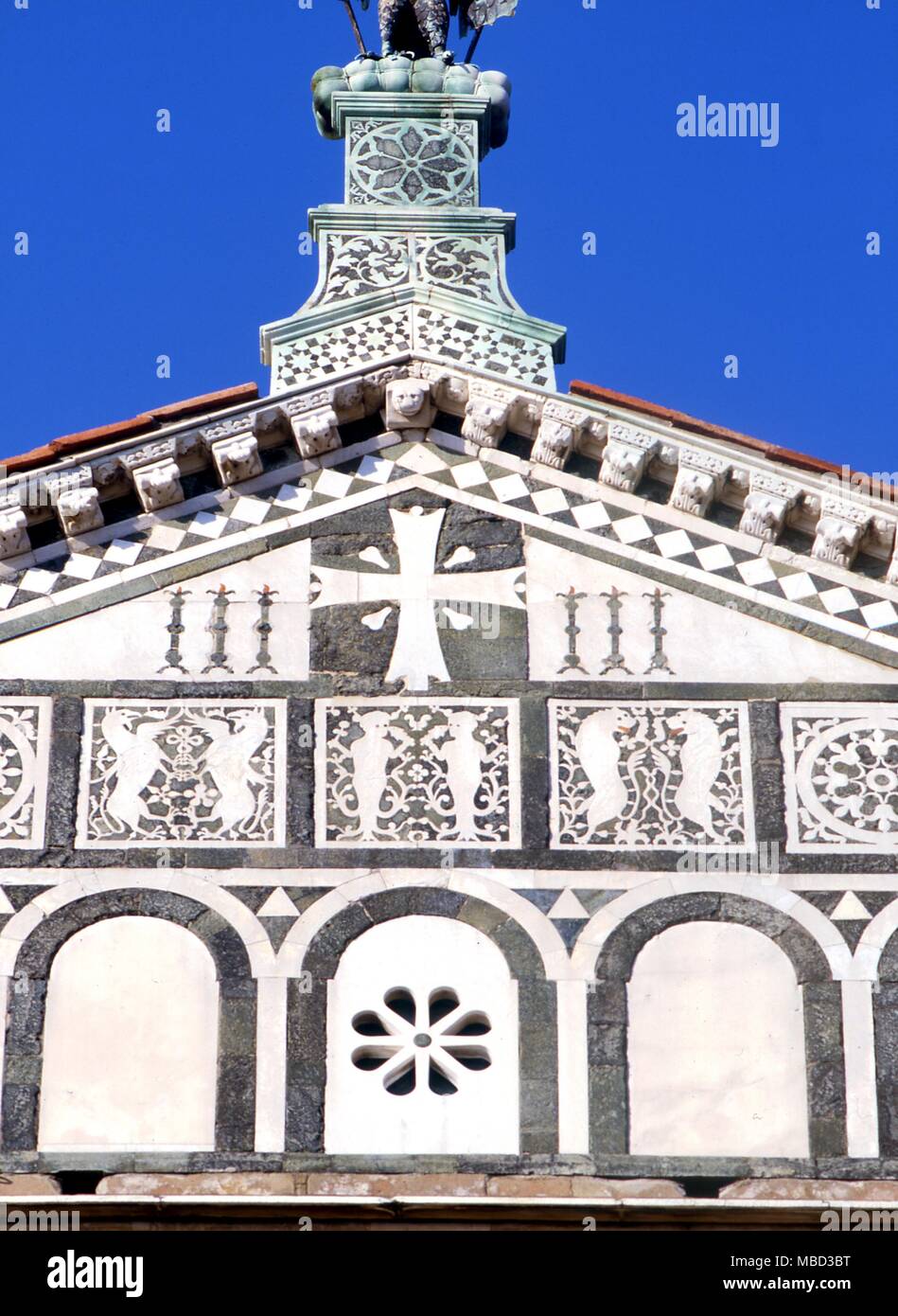 Symbole - Kreuz. Das Kreuz auf die Kirche von San Miniato al Monte in Florenz, 1207. Die vier weiße Spritzer in der Nähe des Zentrums, die Wunden der Kreuzigung Christi symbolisieren. Stockfoto