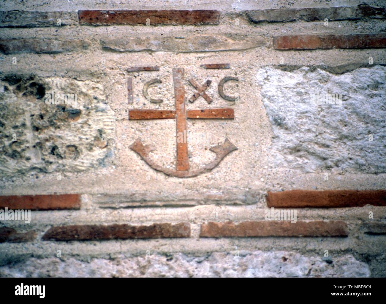 Symbole - Anker einen symbolischen Anker, mit der kurzen Formen von Jesus Christus, in Backstein in der griechisch-orthodoxen Kirche, Agora, Athen. Stockfoto