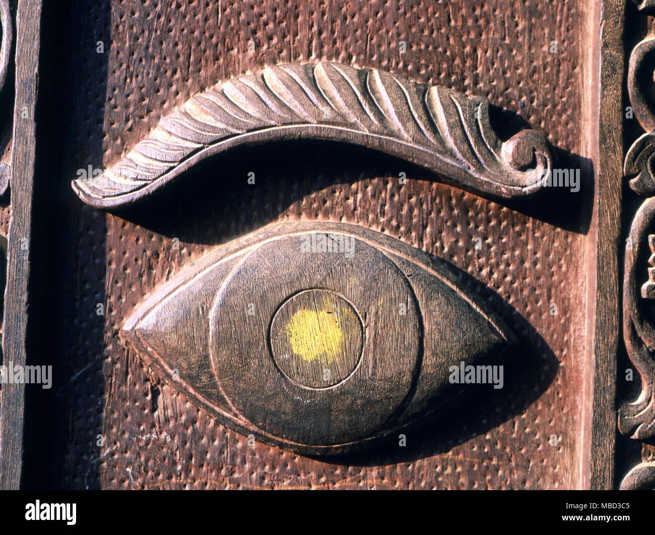 Symbole - Auge. Die heiligen Auge auf die Tür eines mittelalterlichen Gebäudes in Patan. Nepal. Stockfoto