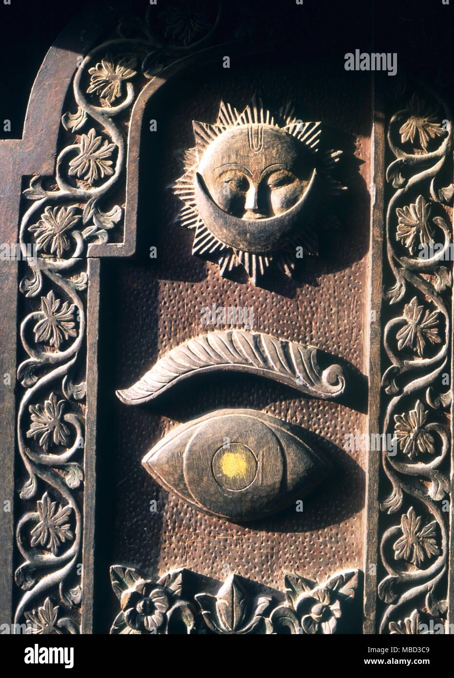 Symbole - Auge. Die heiligen Auge auf die Tür eines mittelalterlichen Gebäudes in Patan. Stockfoto