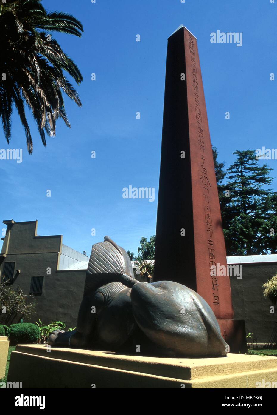 Mock Ägyptische Obelisk, bewacht von sphingen in den Gärten der Rosenkreuzer Park im AMORC Center, San Jose, Callifornia Stockfoto