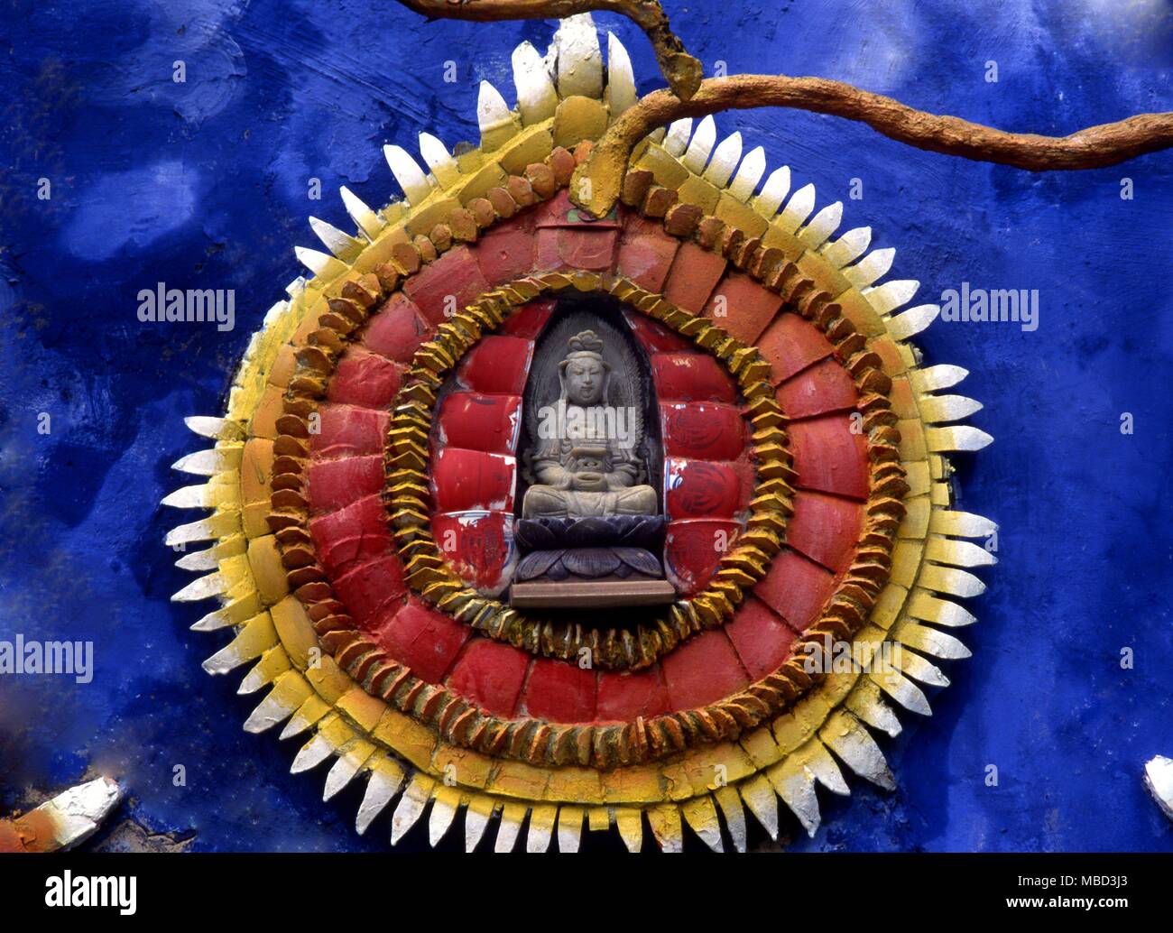 Symbole - die Perle der große Perle der Buddhistischen Symbolik ist eigentlich eine Darstellung der astrale Körper des Buddha. Keramik auf einer Wand in der Tiger Balm Gardens. Hongkong Stockfoto