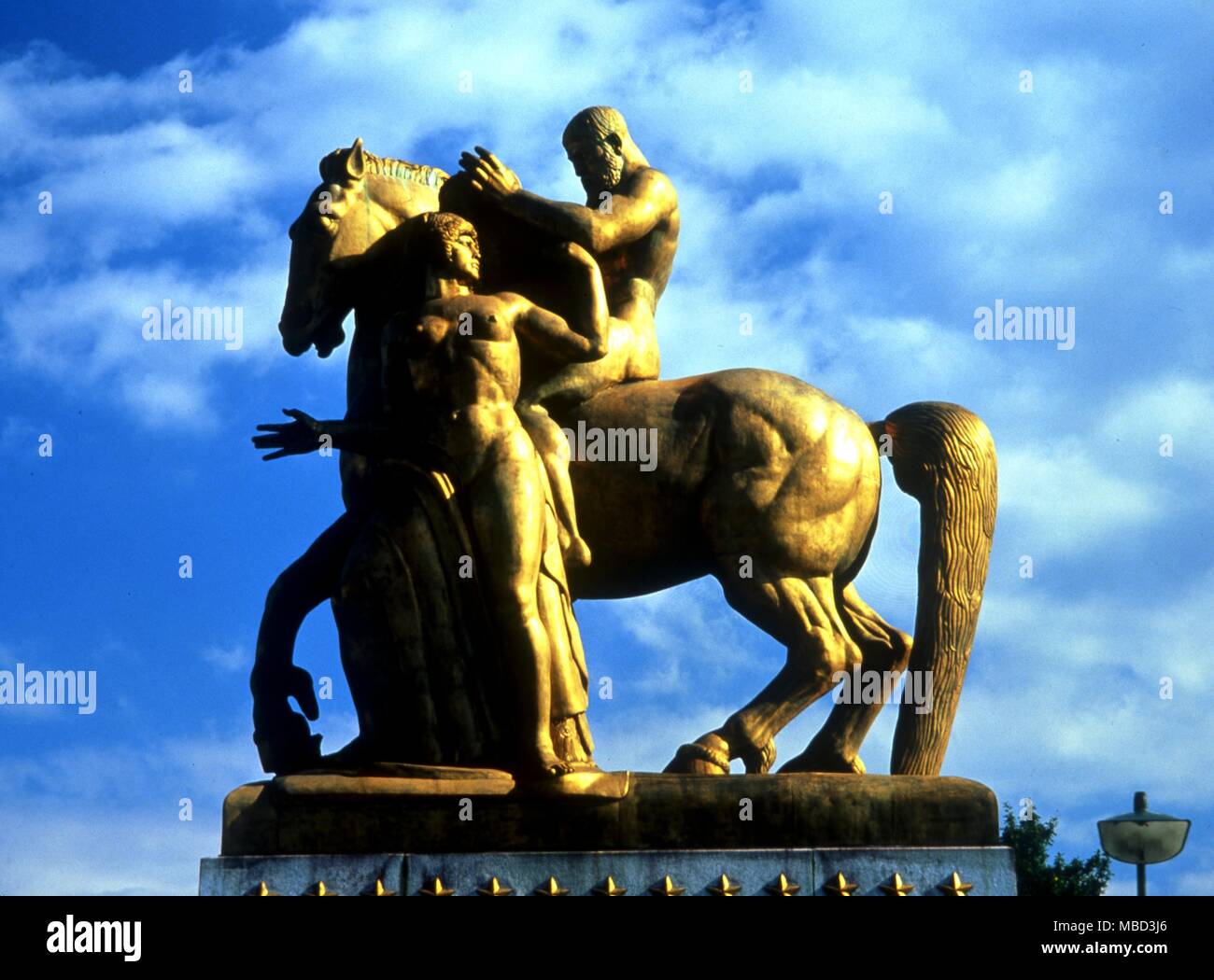Symbol - Manpower. Skulptur "Die Kunst des Krieges" von J. E. Fraser. 1925 steht am Eingang zum Rock Creek Parkway, Washington DC. USA. Mars ist reiten das Pferd und symbolisiert der Nation Manpower. Stockfoto