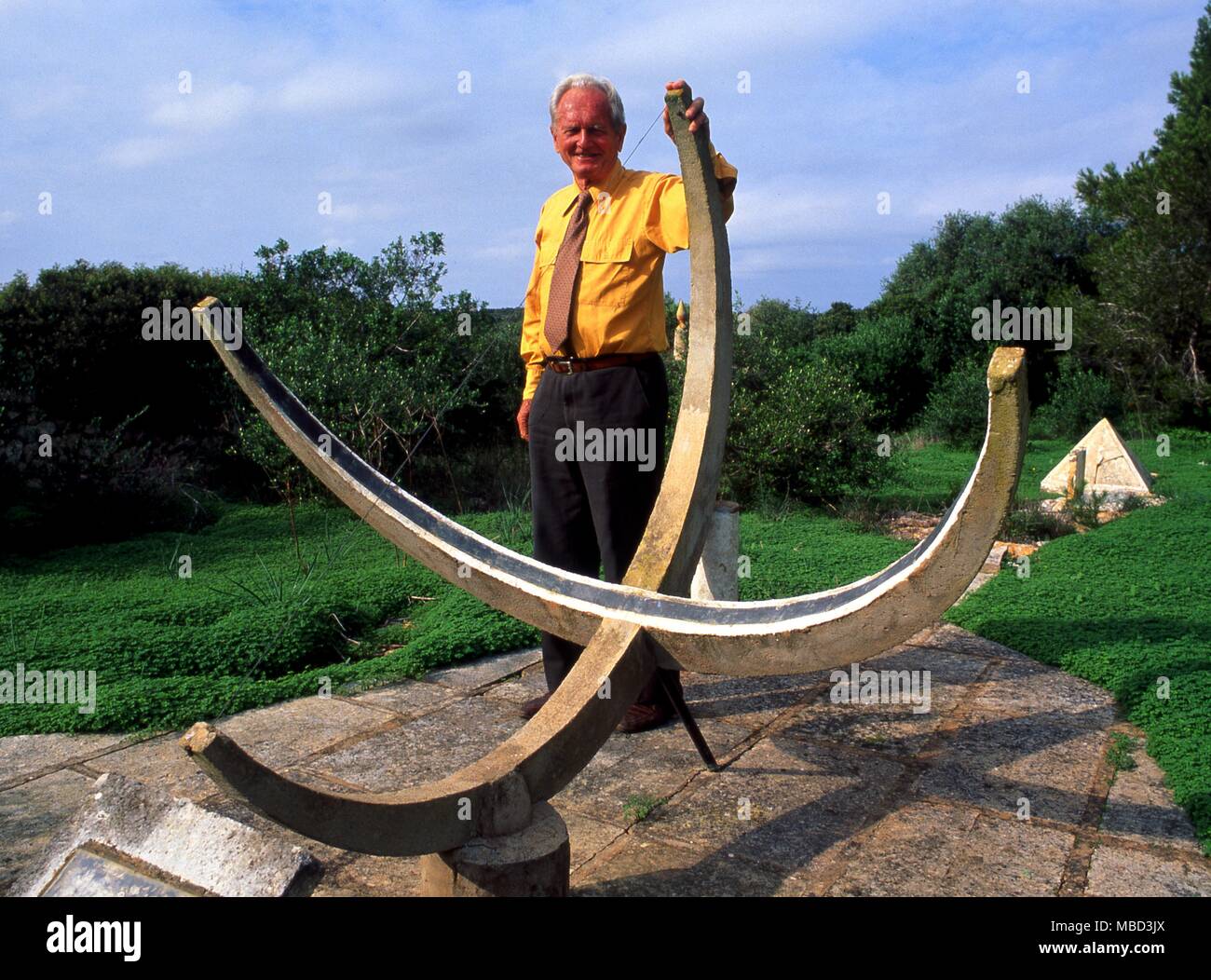 Sonnenuhren. Die riesige Sonnenuhr und Orientierungen Struktur, von Bruce Lowry im Garten von seiner Villa in Menorca, Spanien gebaut, Stockfoto