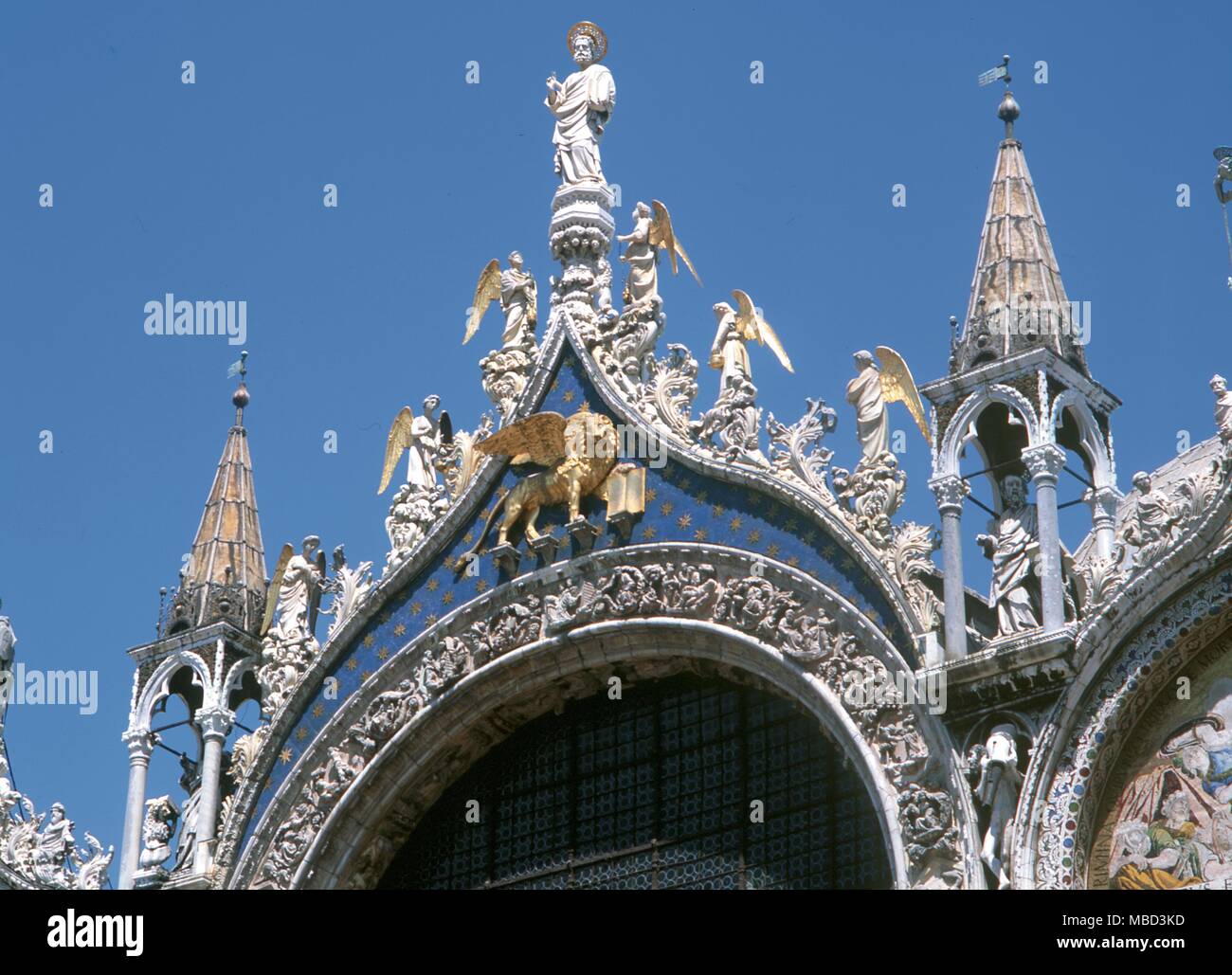 Symbole - markuslöwen. Carven auf der Eingang zu der alten Kathedrale, Venedig Stockfoto