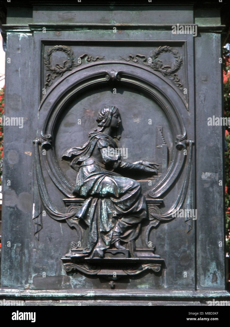 Symbole - Musik Personifikation von Musik, Spielen, Klavier. Geschnitzte Figur auf dem Sockel der Statue Beethoven, Bonn. Stockfoto