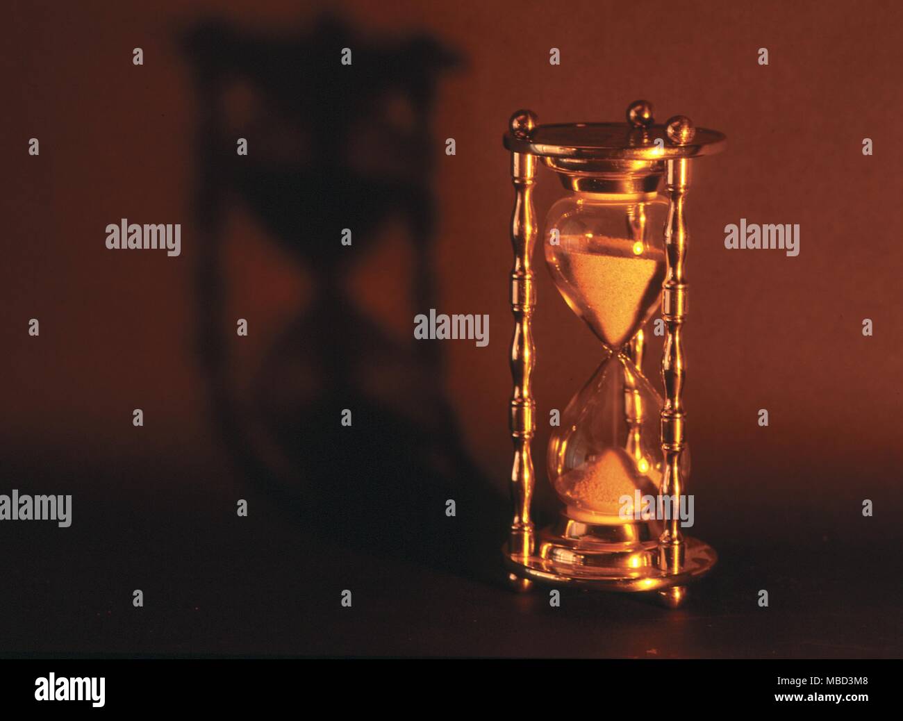 Symbole - die Zeit der dauerhaften Symbol der Zeit. Das Hour Glass. Stockfoto