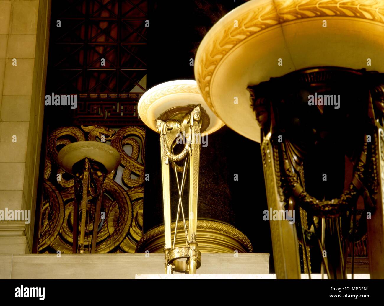 Lampen montiert auf dem Kopf von Hermes, Licht die Stufen zum Tempel im Masonic Hall, Washington DC. Licht ist ein Symbol für den Heiligen Weg. Stockfoto