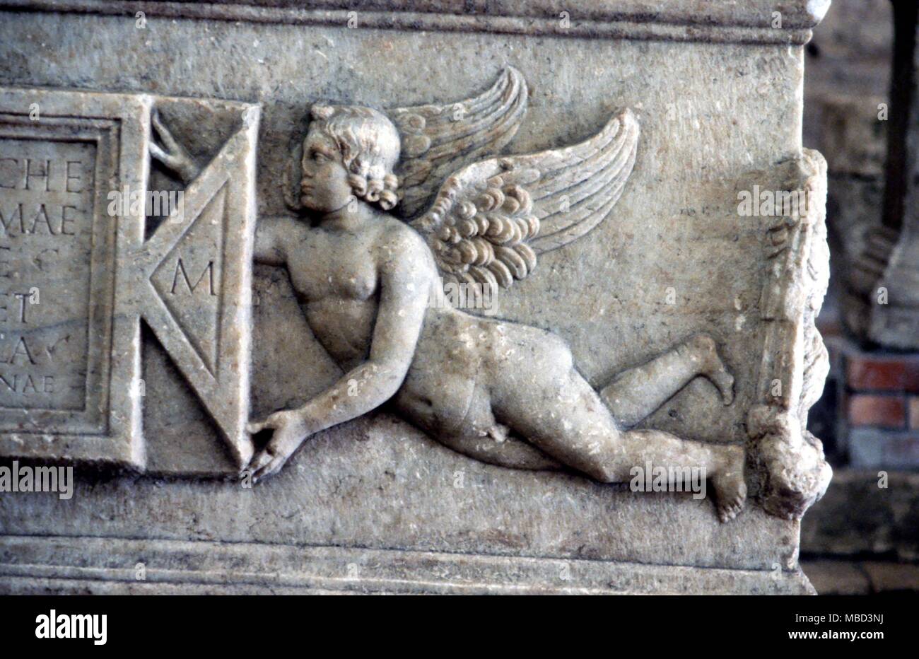 Römische Mythologie römische Bas Relief eines geflügelten Blättern Träger im Musée Lapidaire Arles Frankreich Stockfoto