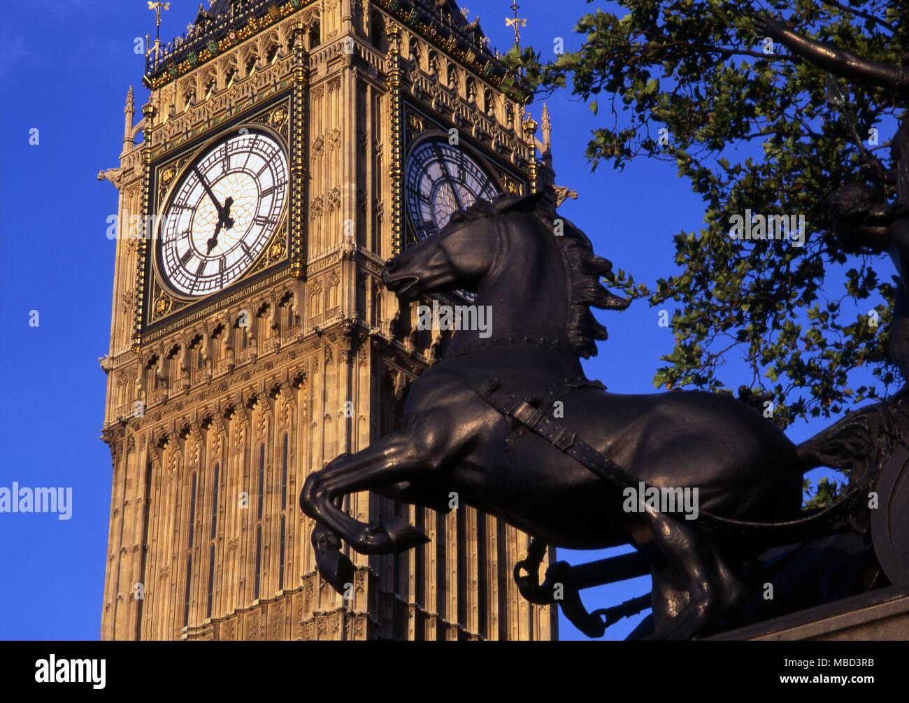 London - Westminster das Ziffernblatt der Uhr von Westminster, mit der Statue des Boudicia im Vordergrund © 2006 Charles Walker/ Stockfoto