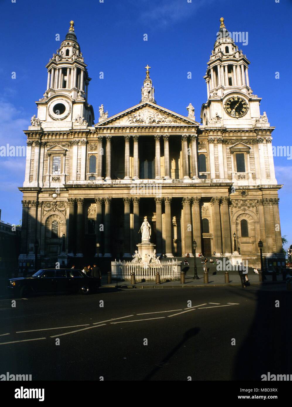 Großbritannien, London Fassade des St Pauls Cathedral, London © 2006 Charles Walker/ Stockfoto