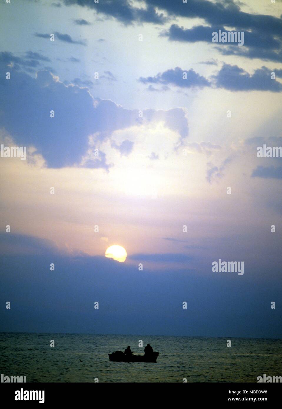 Rhodos - Sonnenuntergang und Boot © 2006 Charles Walker/ Stockfoto