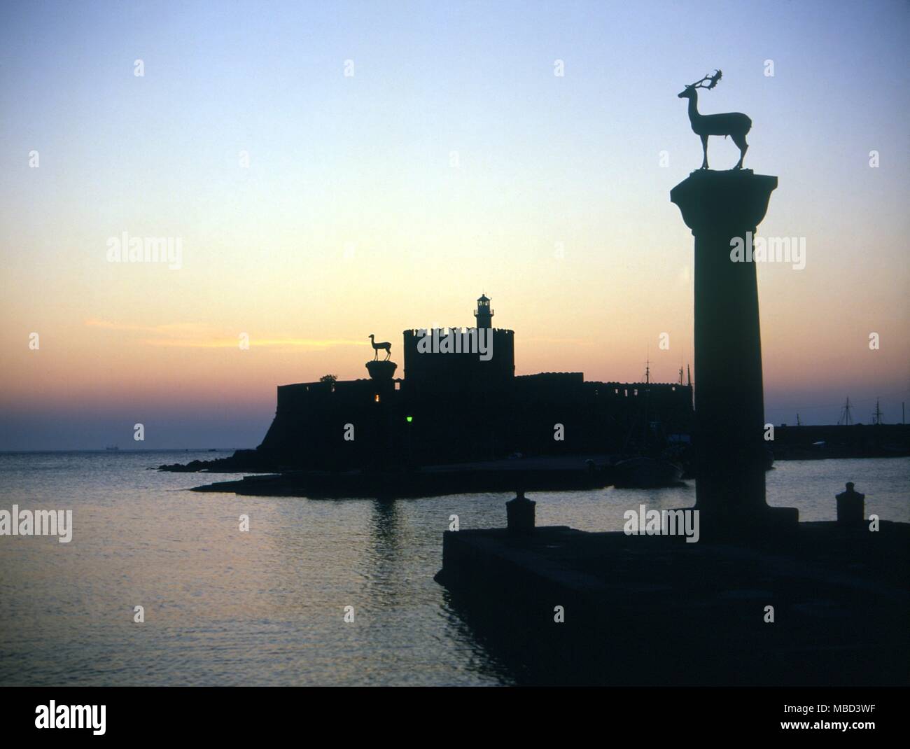 Eingang zum Hafen von Rhodos - Mandraki © 2006 Charles Walker/ Stockfoto