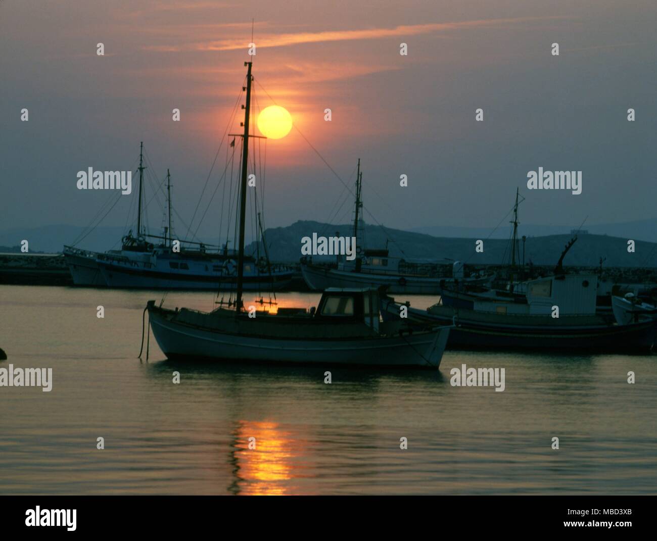 Griechische Insel-Mykonos Sonnenuntergang und Boote © 2006 Charles Walker/ Stockfoto