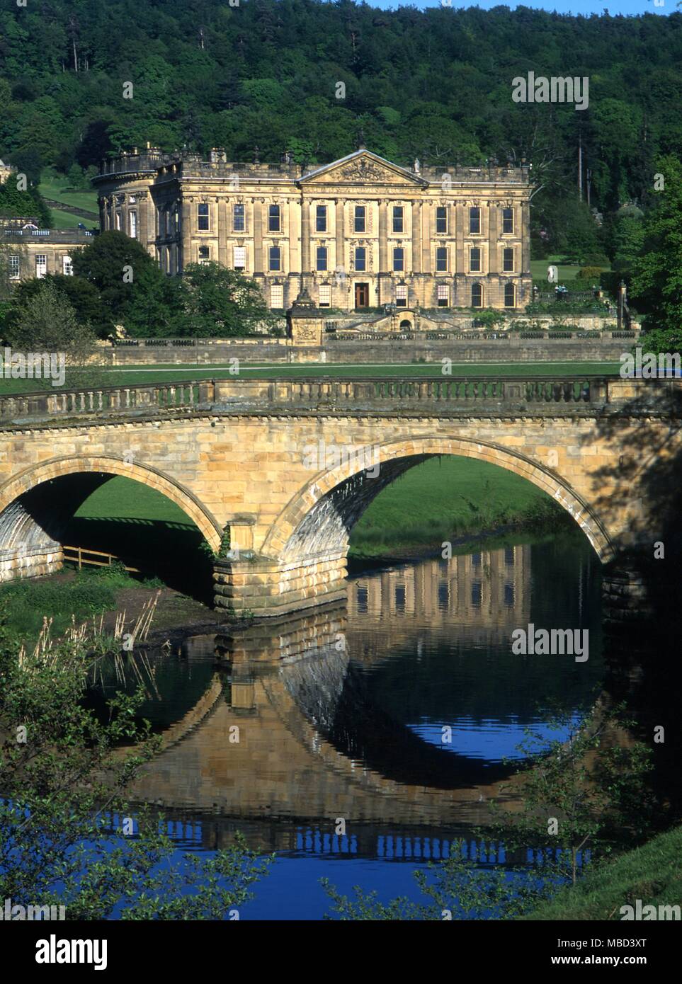 Derbyshire, Chatsworth Chatsworth House aus über die Brücke © 2006 Charles Walker/ Stockfoto