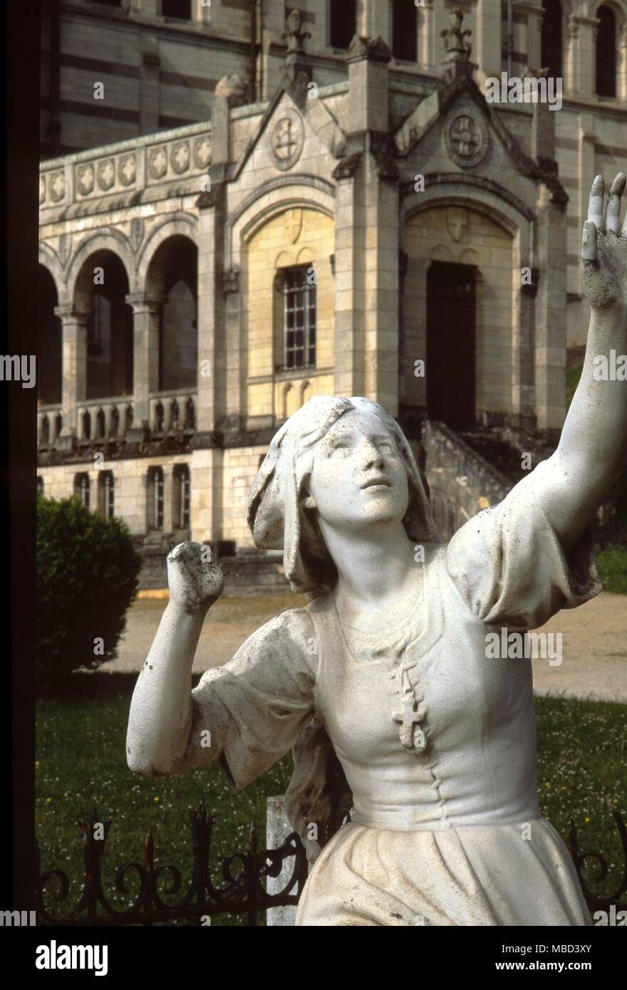 Statue von Jeanne d'Arc. Joan und ihre Vision von St. Michael auf dem Gelände der Kirche in ihrem gebürtigen Domremy. Stockfoto