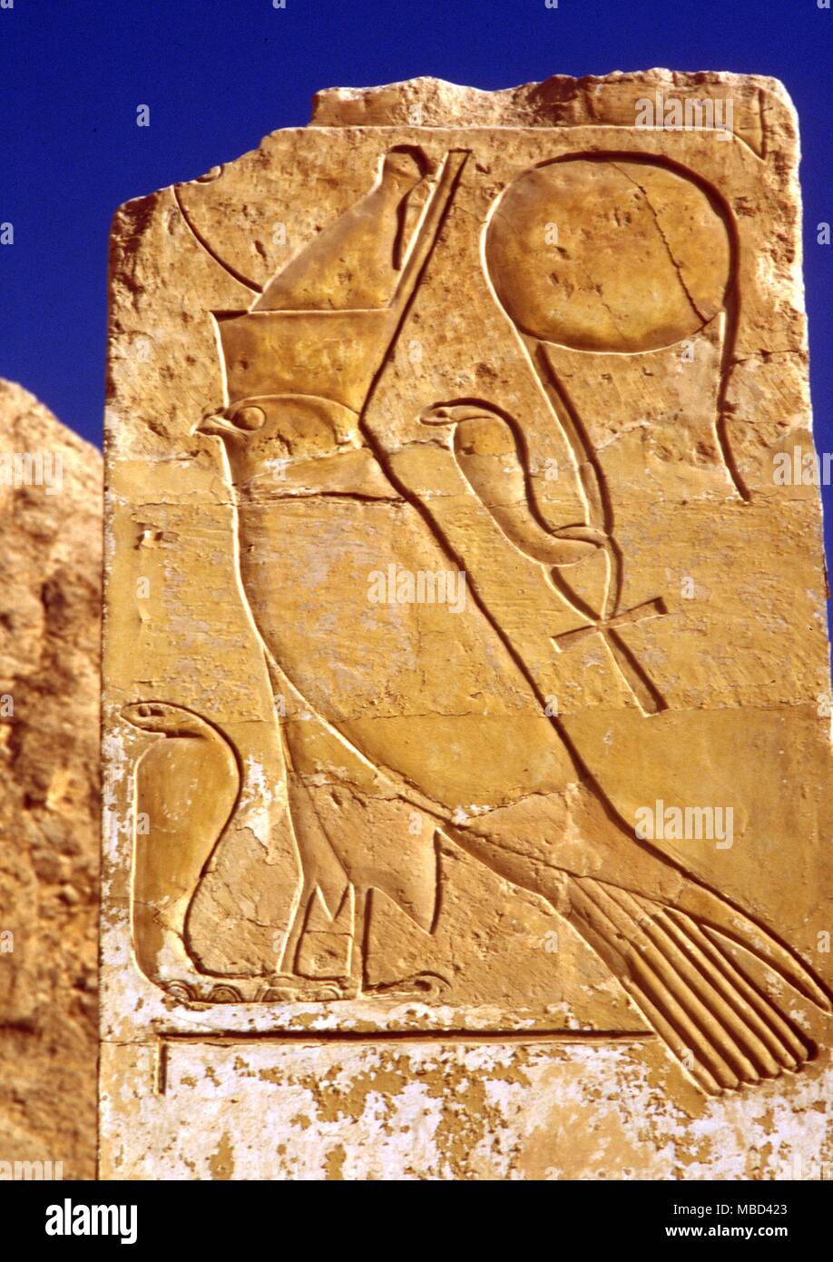 Symbole - Ankh, das heilige Ankh, um den Hals des Cobra hing, mit der Symbolik des Horas, den Gott der Sonne verbunden. Freistehende Stele im Temenos der Tempel des Amun, Karnak, Ägypten. - ©/Charles Walker Stockfoto