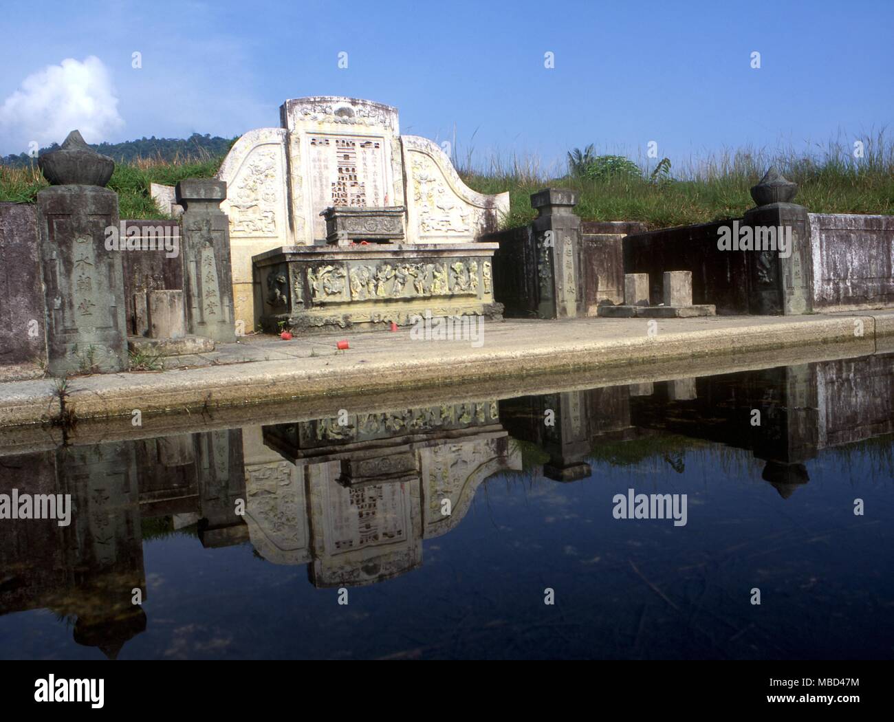 Feng Shui - Alte Chinesische Gräber, erbaut und nach gutem Feng Shui Prinzipien, in Penang orientiert. Die Gräber sind Yin Wohnungen - © Charles Walker/ Stockfoto