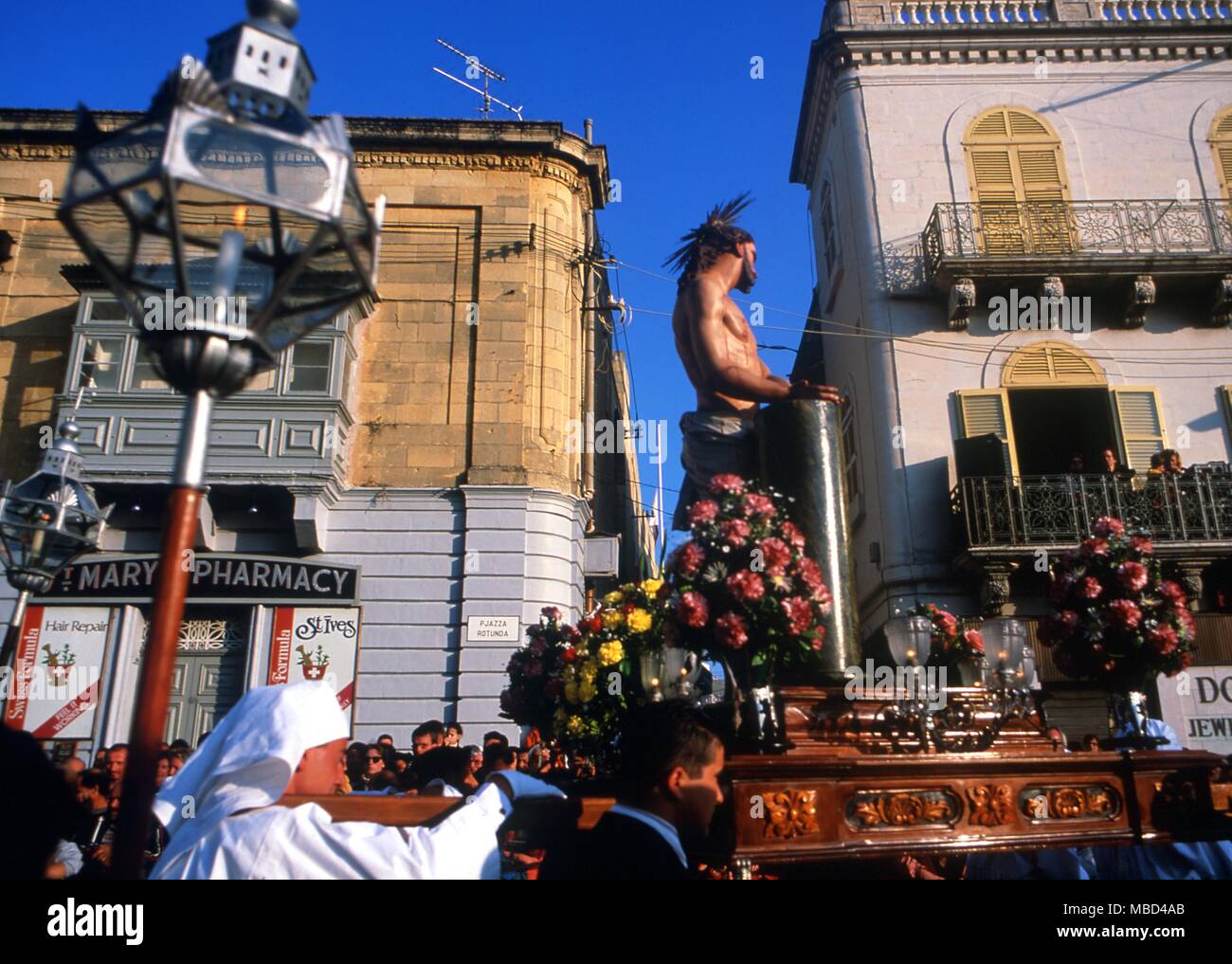 Festivals - Ostern - Karfreitag Prozessionsweg in Mosta auf Malta. Christus verspottet, Tableau gedrückt durch Büßer. - © Charles Walker/ Stockfoto