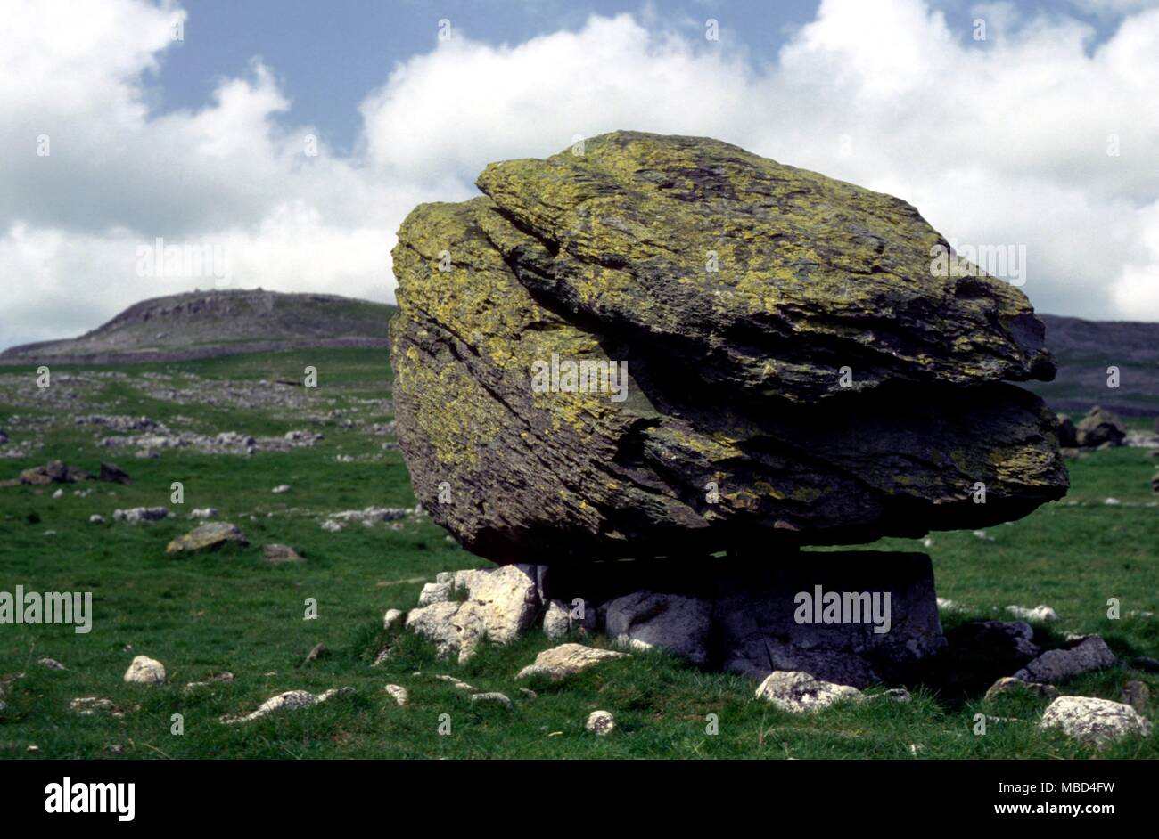 Der Logan Stein in Cornwall - einem 60 Tonnen schweren Balancing Rock, die aus seinem Barsch 1824 gerollt wurde, und seither nicht erschüttert. Die Tat wurde von Leutnant Goldsmith, dem Neffen des Dichters geschehen. - ©/Charles Walker Stockfoto