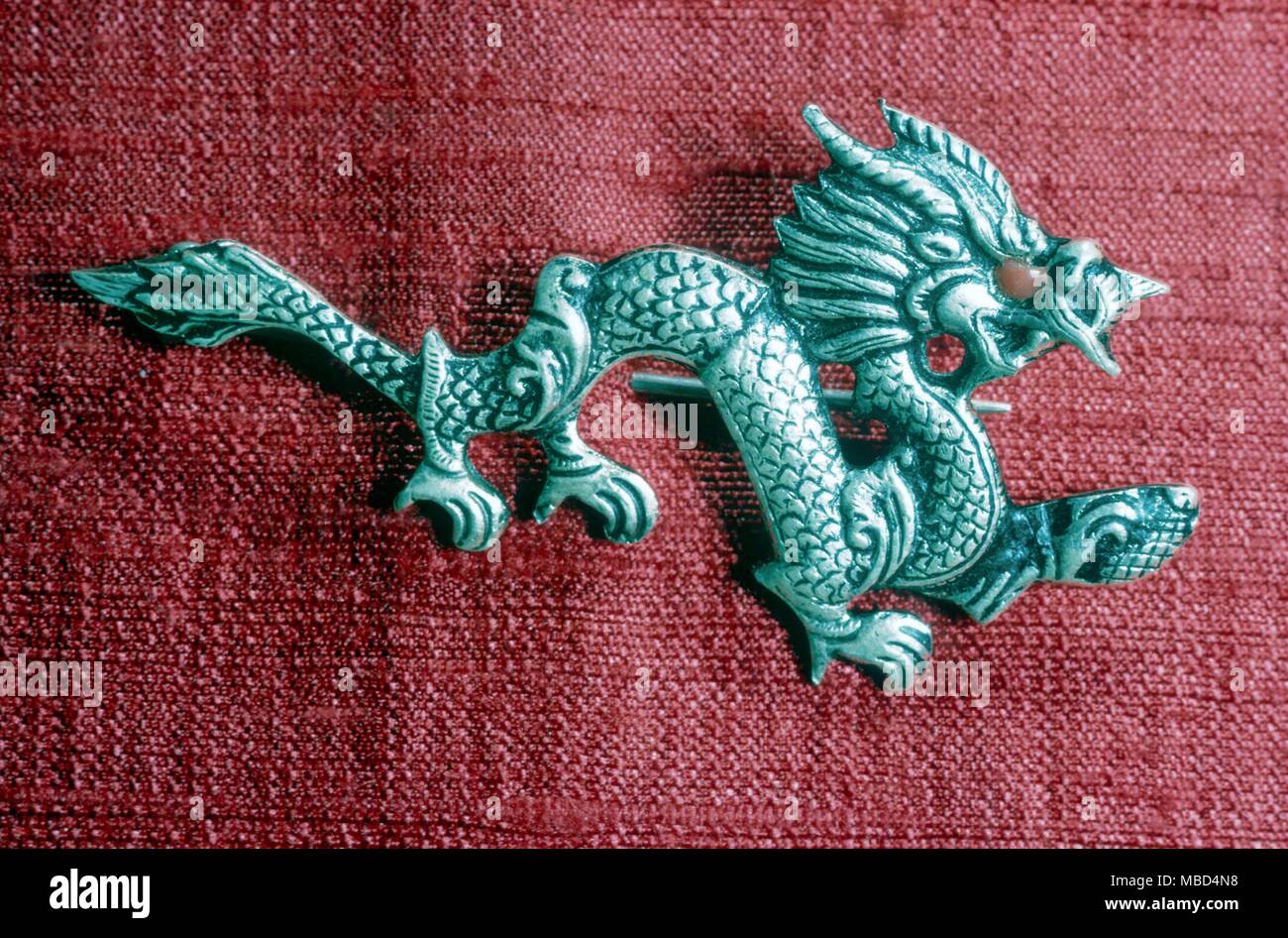 Tibet amuletic Drachen, mit starken chinesischen Einfluss. Tareq Rajeb Museum, Kuwait. © 2006 Charles Walker/ Stockfoto