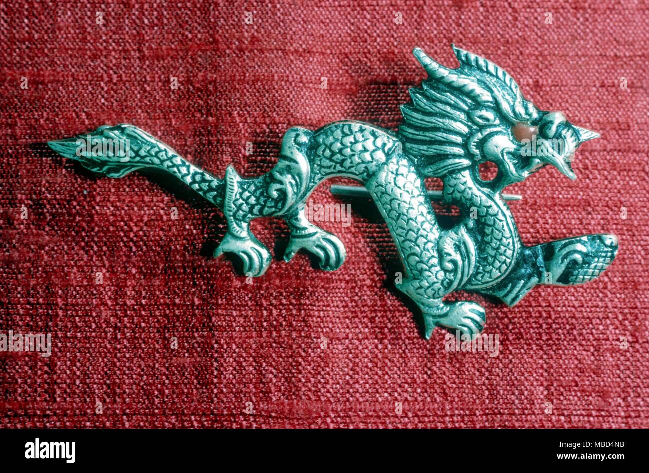 Tibet amuletic Drachen, mit starken chinesischen Einfluss. Tareq Rajeb Museum, Kuwait. © 2006 Charles Walker/ Stockfoto