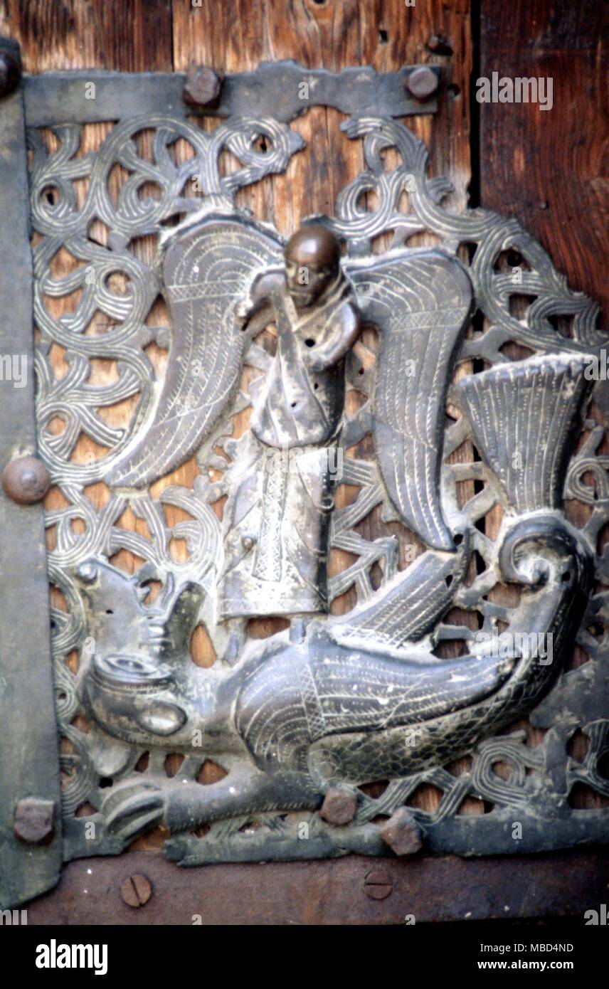 Drachen - Der Drache, das Symbol des Satans, besiegt durch den Erzengel Michael. Bronze Tür von San Zeno, Verona. ©/Charles Walker Stockfoto