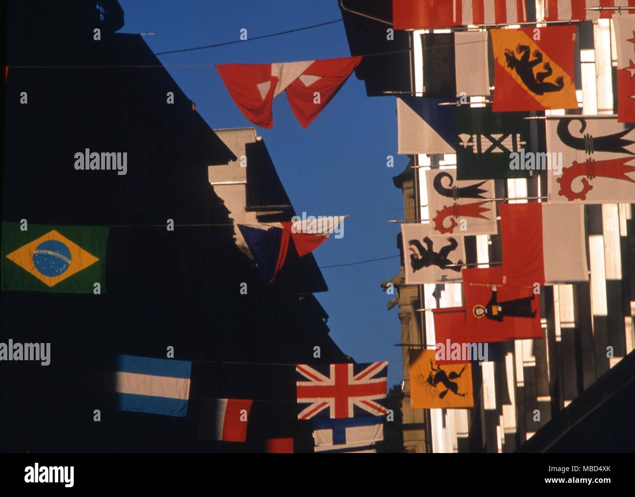 Nationale und Kanton Flaggen in einer Straße in Luzern, Schweiz. - © Charles Walker/ Stockfoto