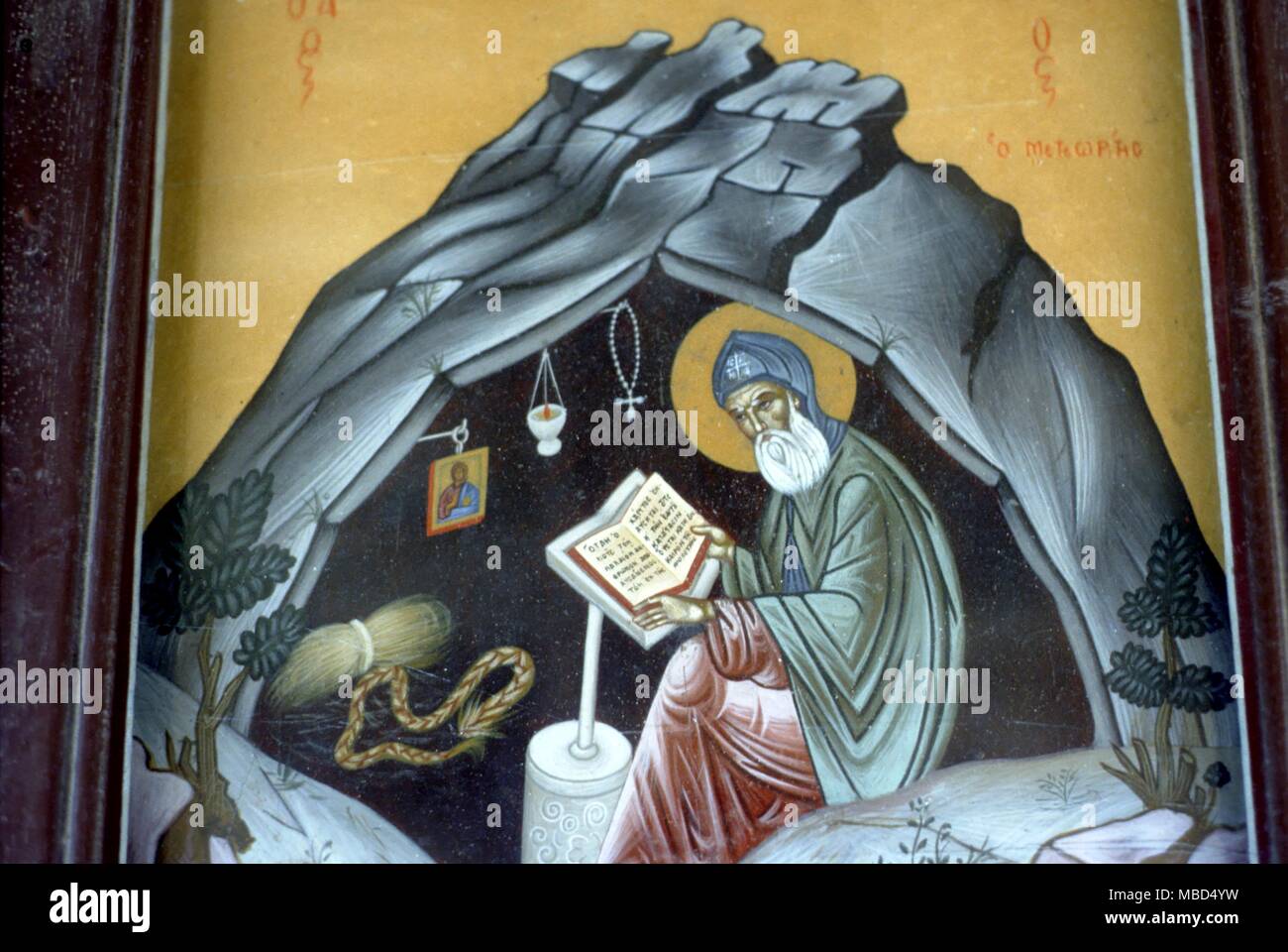 Byzantinische Ikone mit der Darstellung eines griechisch-orthodoxen Mönch lesen in seiner Zelle, im Bezirk von Meteora, Nord Griechenland Stockfoto