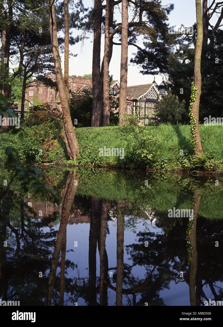 Rufford Old Hall, in der Nähe von Ormskirk, Lancs. Ansprüche Geist der Grauen Dame, Geist von Elizabeth I, und der Geist eines Mannes im Elisabethanischen Kostüm Stockfoto