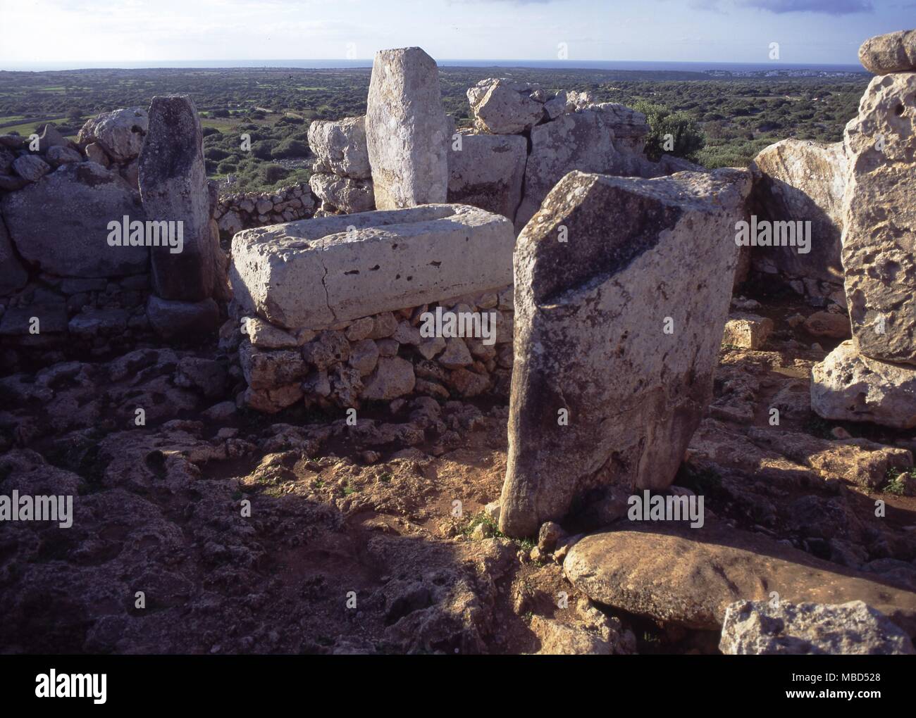Menorca Archäologie. Menhire in der Antike Überreste in der taula Enklave im Torre d'en Gaumes. Stockfoto