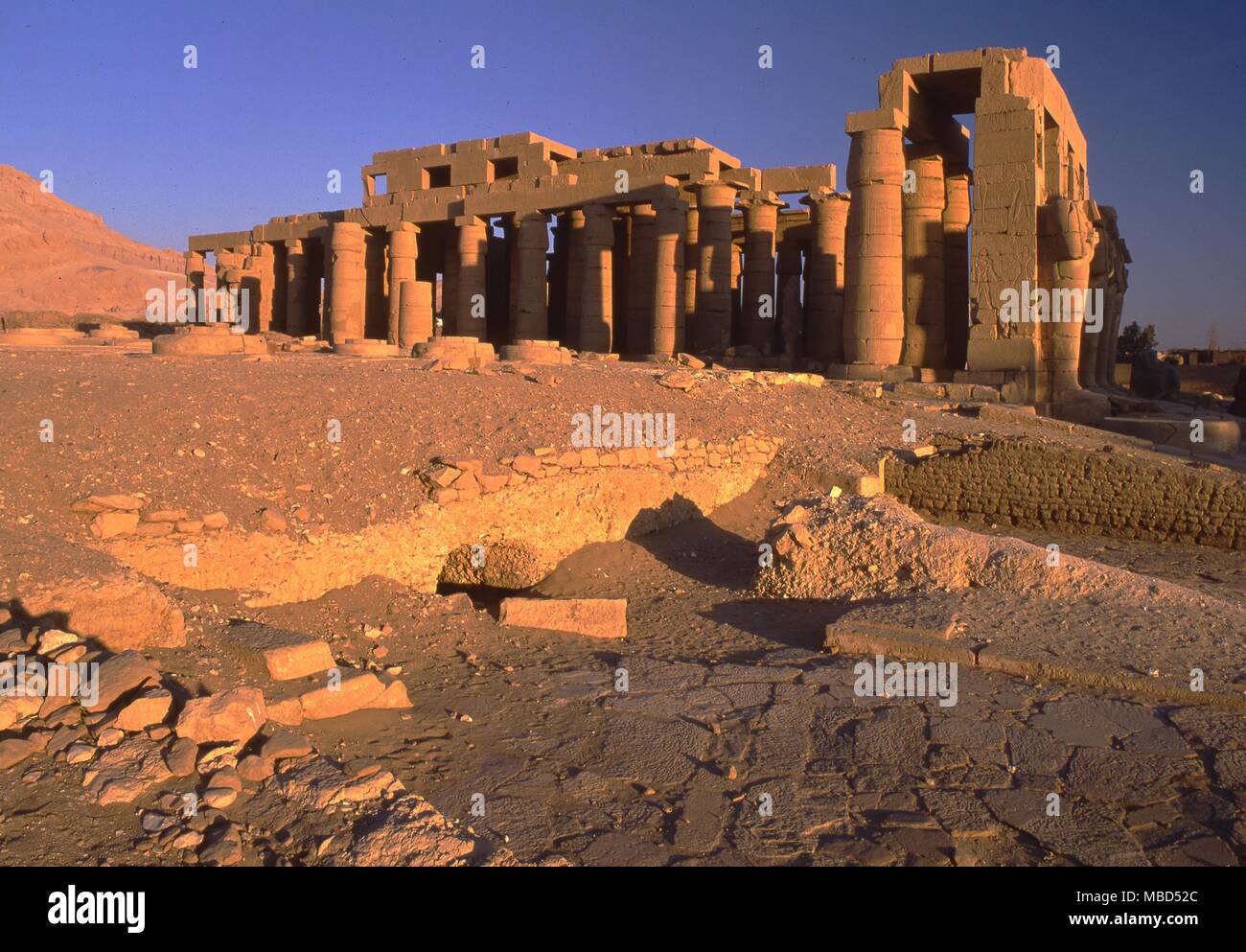 Das Rameseum in Karnak war einer von mehreren Tempeln in dem Tempel - Schlaf oder Inkubation geübt wurde. Es als scheinbar Imuthes geleitet. Stockfoto
