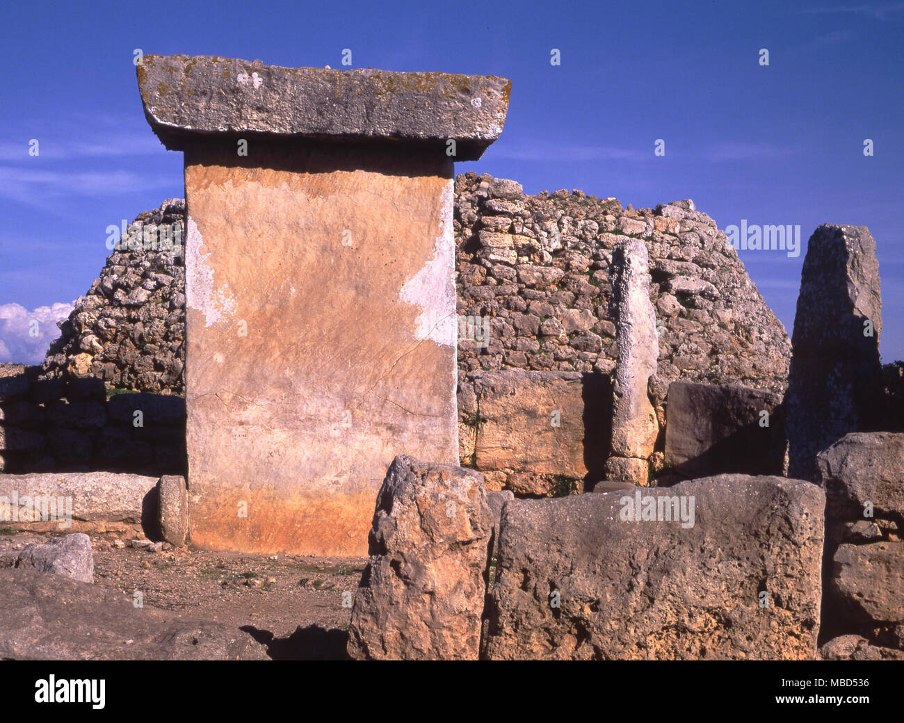Menorca Archäologie. Die Taula, oder Kappen aufrecht, und Stein umgibt auf Trepuco. Stockfoto