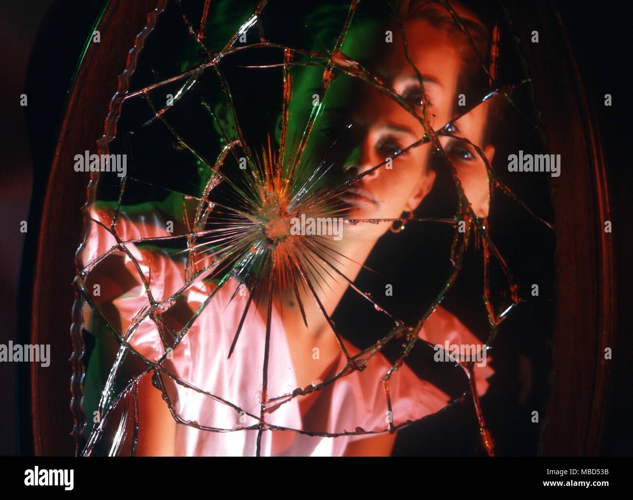 Medizinische. Darstellung der Schizophrenie. Das Gesicht eines Mädchens in multi-Bilder, die von einem gebrochenen Spiegel reflektiert. Stockfoto