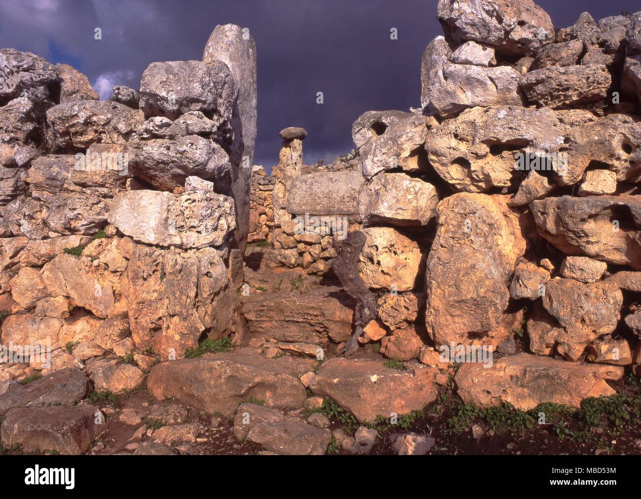 Menorca Archäologie. Die taulet Gehäuse, mit dem Eingang und Monolithen in Torre d'en Gaumes. Stockfoto