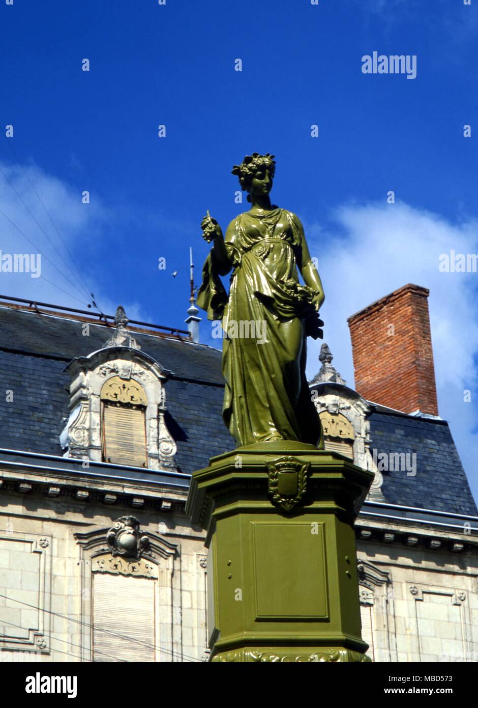 Jahreszeiten - Flora. Personifizierung der Flora. Eine Statue auf dem Platz der Stadt in Beaufort-en-Vallée, Loire, Frankreich Stockfoto