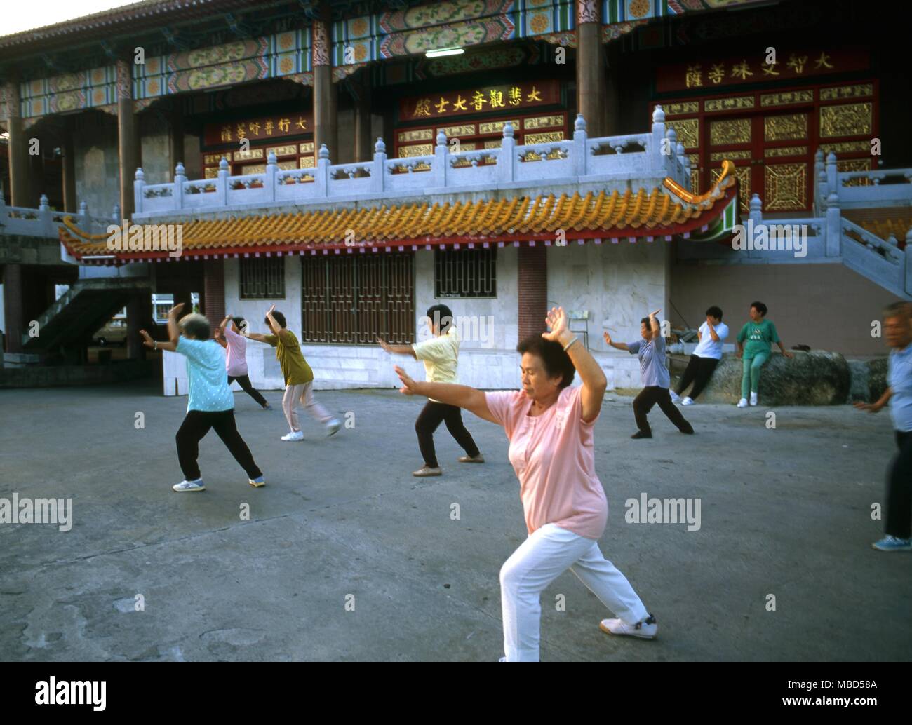 Gruppe der chinesischen Tai Chi üben außerhalb eines buddhistischen Tempels in Malaysia Stockfoto