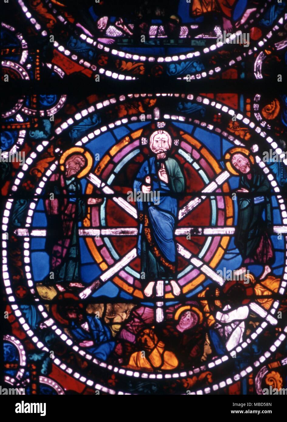 Die Kathedrale von Chartres, Frankreich. Glücksrad Glasfenster. Bilder, die sich auf die Verklärung Stockfoto