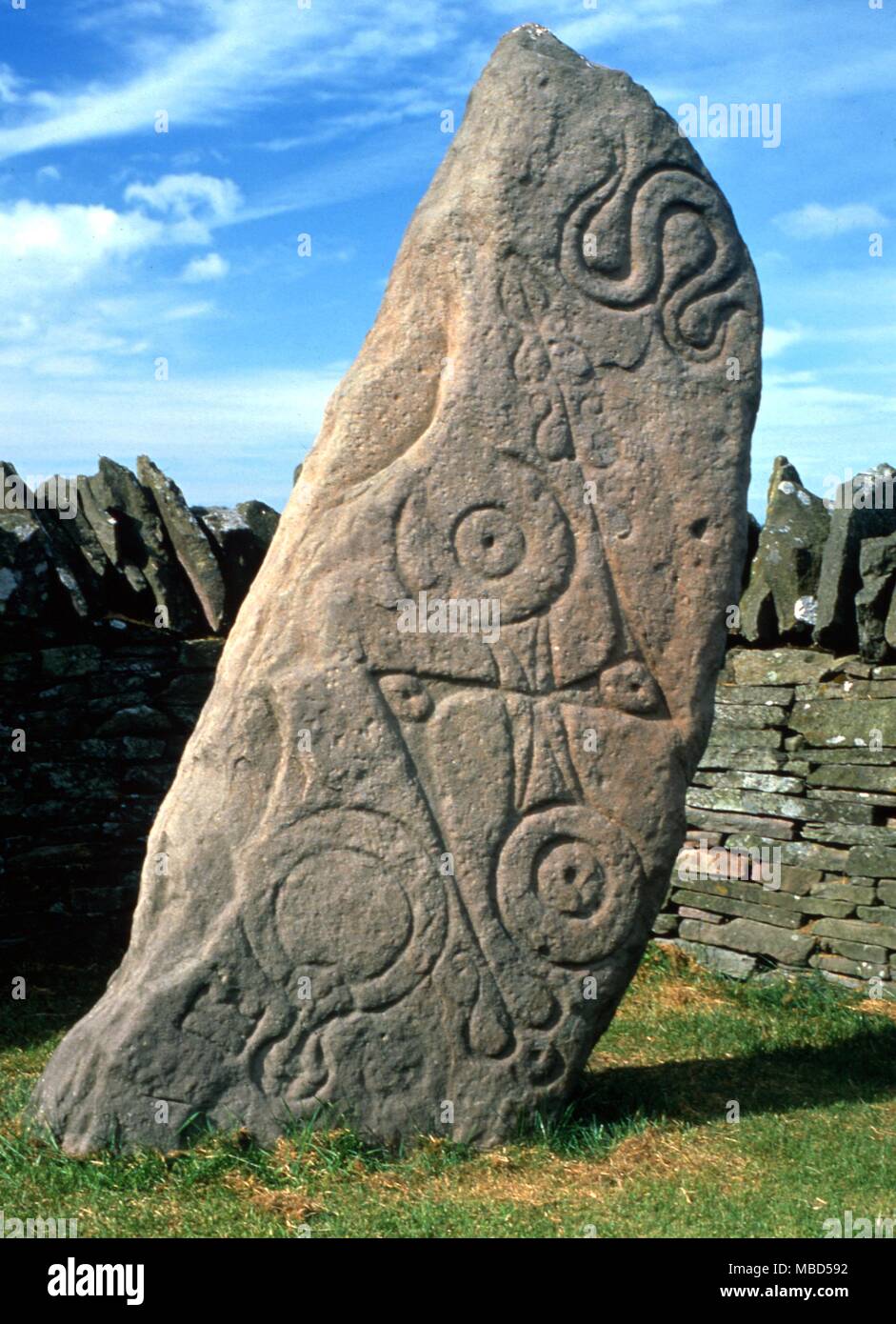 Piktischen. Standing Stone mit Piktischen Symbole am Straßenrand in der Nähe von Aberlemno, Schottland eingeschrieben. Stockfoto