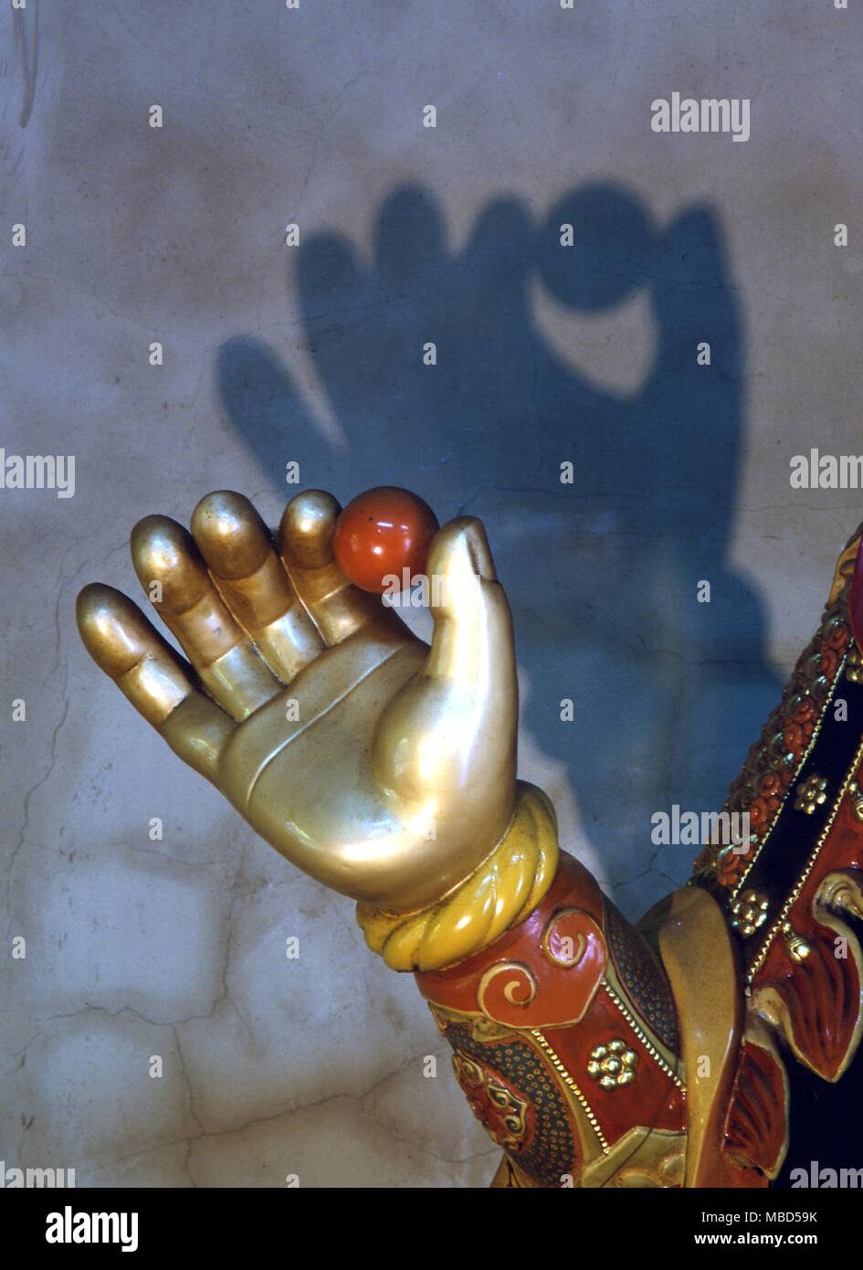 Symbole - Die Perle. Die Perle der Unsterblichkeit ist eine leistungsfähige chinesische Symbol. Detail der Statue des himmlischen Königs im Po Lin Kloster, Lantau. Stockfoto