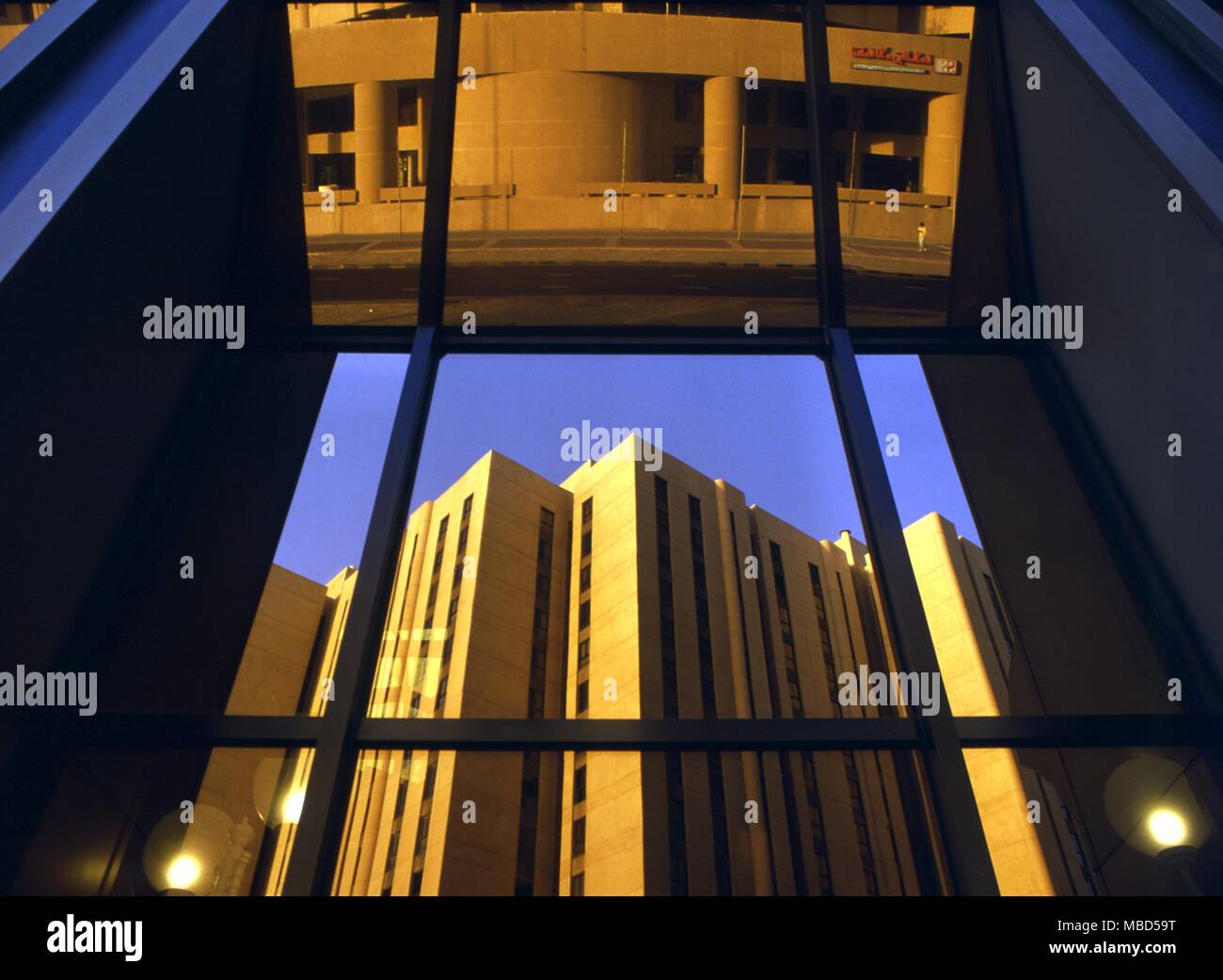 Symbole - Fenster. Moderne Fenster mit Reflexion von Gebäuden. Das Fenster sieht nach innen und nach außen, damit seine Bedeutung als Symbol des Ritus der Passage. Hotel Meridien, Kuwait. Stockfoto